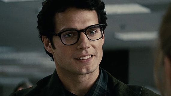 glasses-first-look-at-henry-cavill-as-clark-kent-in-batman-v-superman-set-photo