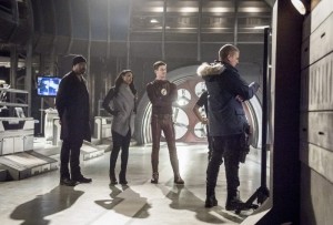 Barry brings Snart to the lab and fills everyone in on the plan. 